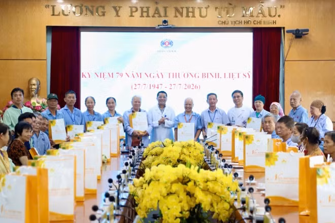 Ban lãnh đạo Bệnh viện K tặng quà cho người bệnh là thương binh, bệnh binh và thân nhân gia đình liệt sĩ.