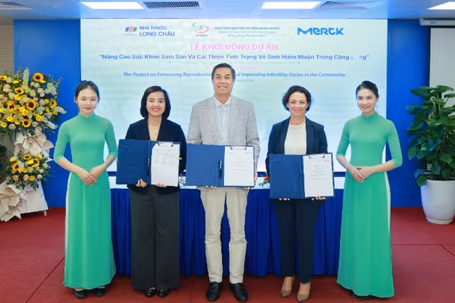Đại diện các đơn vị ký kết hợp tác khởi động dự án nhằm nâng tầm chăm sóc sức khỏe sinh sản trong cộng đồng.
