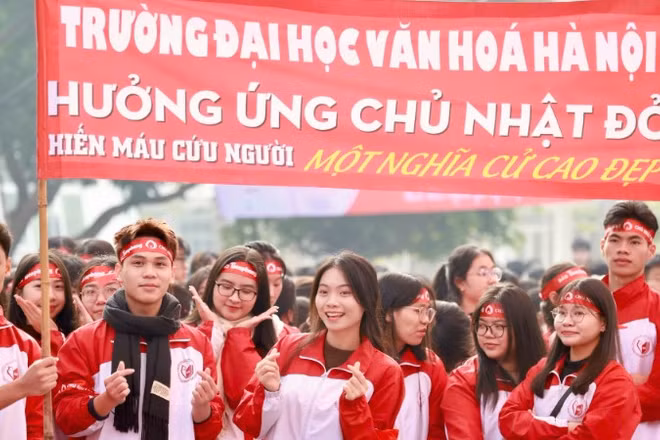 Đông đảo sinh viên, các bạn trẻ hưởng ứng "Chủ nhật Đỏ" lần thứ XVIII.
