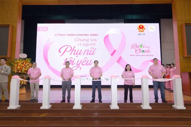Các đại biểu cắt băng lễ phát động chiến dịch truyền thông nâng cao nhận thức về bệnh ung thư vú năm 2025.