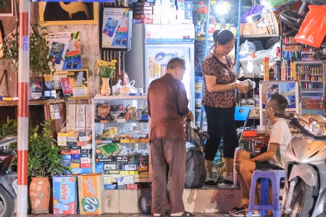 Dễ tiếp cận và giá rẻ là một trong nguyên nhân làm tỷ lệ người trưởng thành ở Việt Nam sử dụng thuốc lá còn cao.