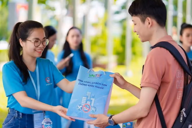 Ngày càng nhiều các tổ chức, cá nhân tích cực hưởng ứng phong trào xây dựng môi trường không khói thuốc.