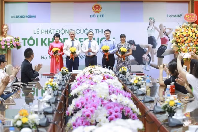 Thầy thuốc ưu tú, Giáo sư, Tiến sĩ Trần Văn Thuấn-Thứ trưởng Bộ Y tế, Trưởng Ban Chỉ đạo cuộc thi tặng hoa các thành viên Ban giám khảo.