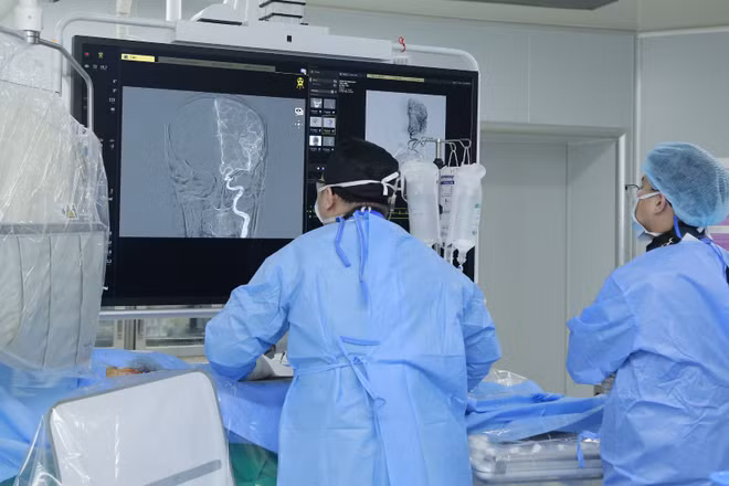 Ê-kíp thực hiện ca can thiệp. (Ảnh: Thu Trang)
