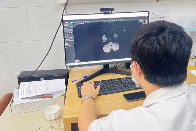 Các bác sĩ đánh giá tổn thương của người bệnh trên kết quả chẩn đoán hình ảnh.