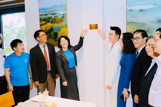 Gắn biển “Cấm hút thuốc” tại các nhà hàng, cơ sở du lịch.
