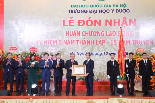 Thừa ủy quyền của Chủ tịch nước, Bộ trưởng Giáo dục và Đào tạo Nguyễn Kim Sơn trao Huân chương Lao động hạng Ba cho Trường đại học Y Dược.