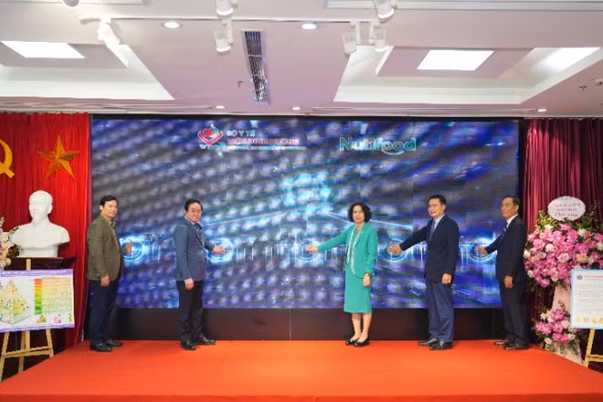 Nghi thức bấm nút khai trương Cổng thông tin Dinh dưỡng.