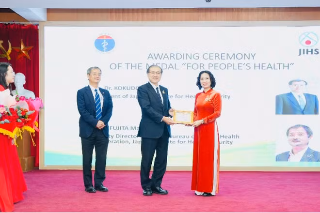 Phó Giáo sư, Tiến sĩ Nguyễn Thị Liên Hương, Thứ trưởng Y tế trao Kỷ niệm chương “Vì sức khỏe nhân dân” tặng chuyên gia của JIHS.