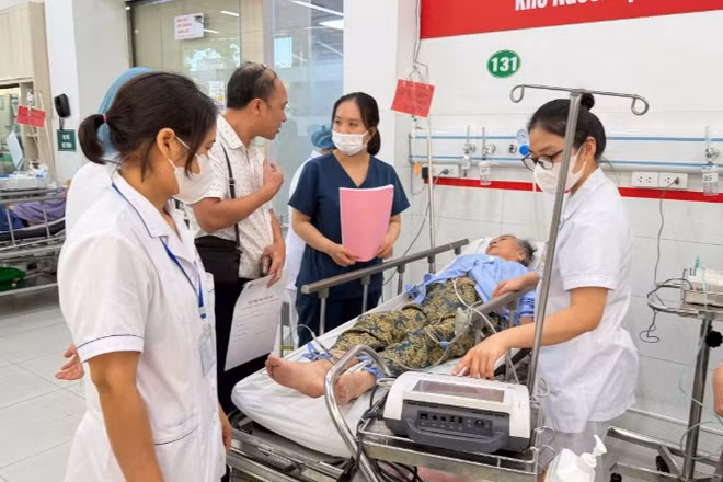 Tiếp nhận cấp cứu cho bệnh nhân tại Trung tâm cấp cứu A9.