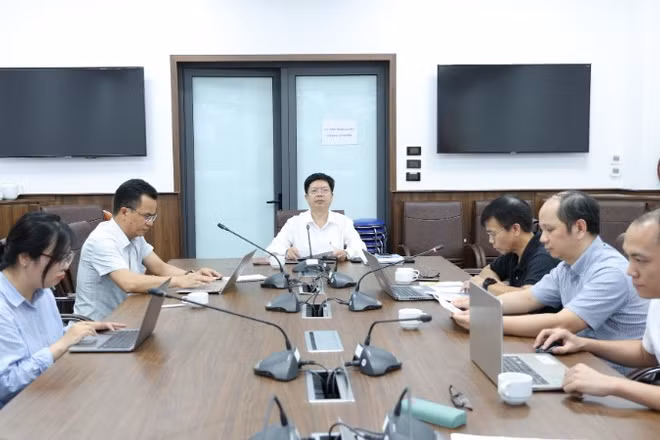 Tiến sĩ, bác sĩ Nguyễn Trọng Khoa, Phó Cục trưởng Cục Quản lý khám, chữa bệnh chủ trì họp chuyên gia rà soát, cập nhật “Hướng dẫn chẩn đoán, điều trị bệnh do virus Ebola". (Ảnh: TRẦN MINH)