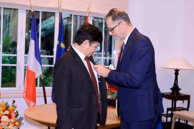 Đại sứ Pháp tại Việt Nam Olivier Brochet trao Huân chương Công trạng quốc gia tặng Giáo sư, Tiến sĩ Lê Danh Tuyên.