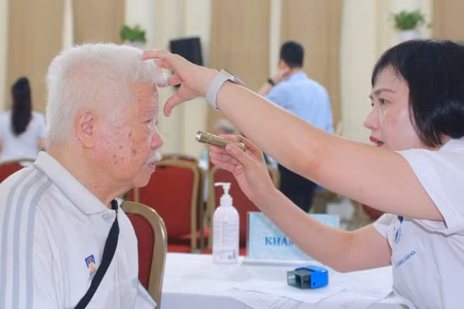 Các bác sĩ thăm khám sức khỏe cho người dân.