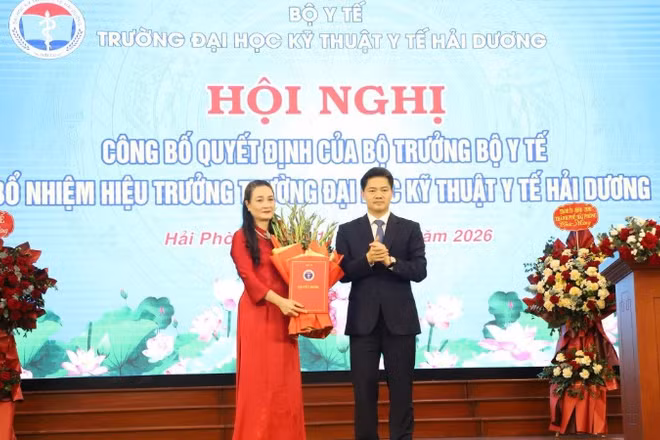 Thứ trưởng Thường trực Y tế Vũ Mạnh Hà trao quyết định bổ nhiệm Hiệu trưởng Trường đại học Kỹ thuật Y tế Hải Dương cho Phó Giáo sư, Tiến sĩ Đinh Thị Diệu Hằng.