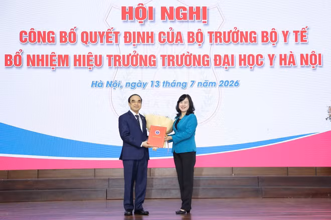 Bộ trưởng Y tế Đào Hồng Lan trao quyết định bổ nhiệm Hiệu trưởng Trường đại học Y Hà Nội cho Giáo sư Nguyễn Hữu Tú.