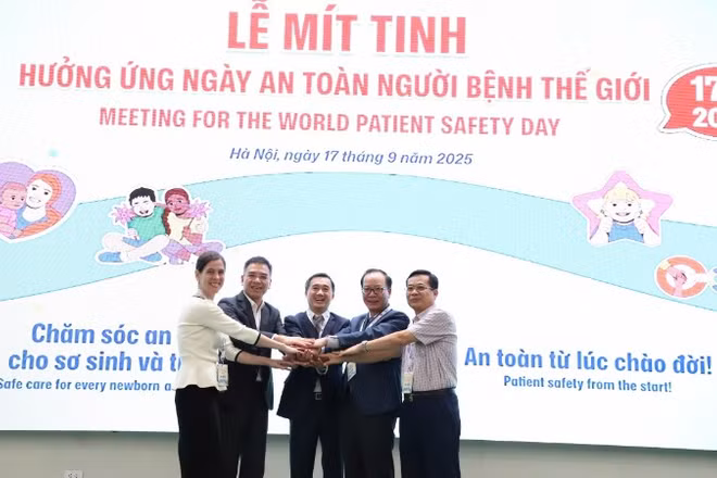 Đại diện Bộ Y tế, Tổ chức Y tế Thế giới tại Việt Nam hưởng ứng Ngày An toàn người bệnh thế giới (17/9).