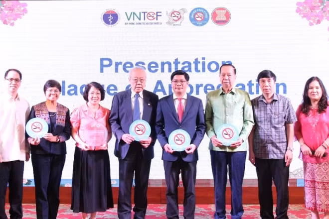 Các đại biểu tham dự Hội nghị cam kết xây dựng môi trường du lịch không khói thuốc lá.