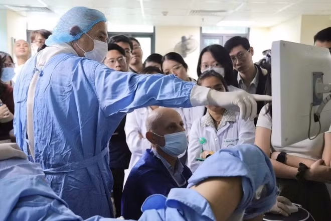 Các chuyên gia nước ngoài chuyển giao kỹ thuật sinh thiết đích tuyến tiền liệt cho bác sĩ Bệnh viện K.