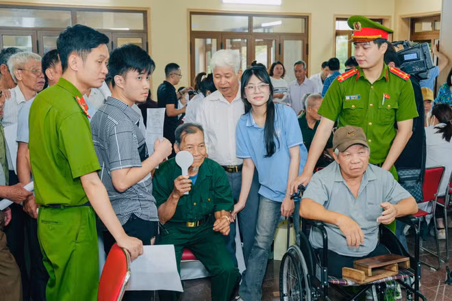 Đông đảo người có công và thân nhân các gia đình chính sách được chăm sóc sức khỏe.