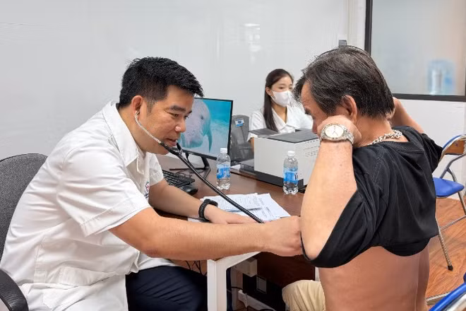 Khám bệnh cho người dân tại Phòng khám đa khoa Bệnh viện Đại học Y Hà Nội - cơ sở Vĩnh Hưng. (Ảnh nhandan.vn)