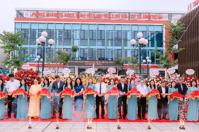 Lễ cắt băng khai trương Phòng khám đa khoa Bệnh viện Đại học Y Hà Nội, cơ sở Vĩnh Hưng.