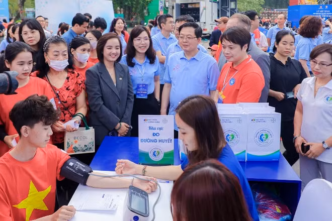 Phó Thủ tướng Hồ Quốc Dũng thăm khu vực triển khai chương trình tầm soát đột quỵ trong khuôn khổ lễ mít tinh phát động Ngày Sức khỏe toàn dân.