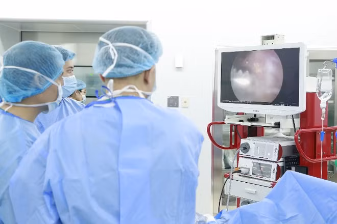 Ê-kíp phẫu thuật đang thực hiện ca phẫu thuật nội soi khớp gối.