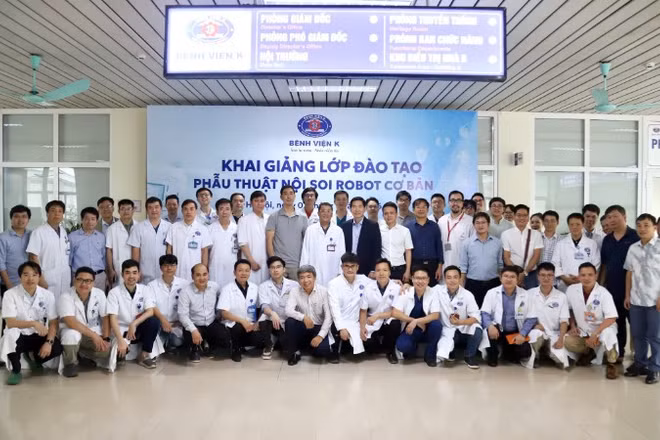 Giảng viên và học viên tham gia khóa đào tạo phẫu thuật nội soi robot cơ bản.