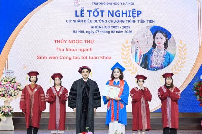 Giáo sư, Tiến sĩ, Bác sĩ Nguyễn Hữu Tú dự lễ trao bằng cho sinh viên Trường đại học Y Hà Nội.