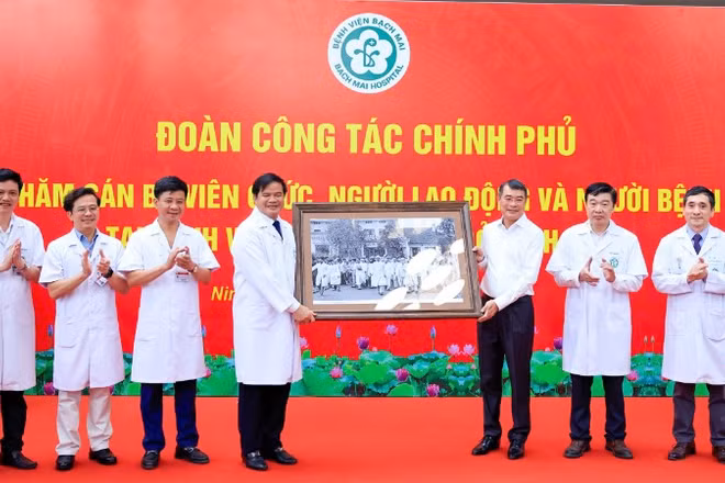 Thủ tướng Chính phủ Lê Minh Hưng chúc mừng Bệnh viện Bạch Mai cơ sở Ninh Bình.
