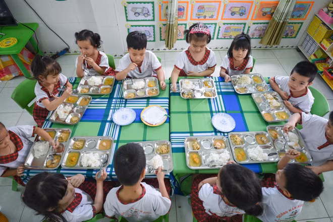 Chuẩn hóa được bữa ăn học đường sẽ giúp trẻ có chế độ dinh dưỡng phù hợp. (Ảnh: L. Nga)