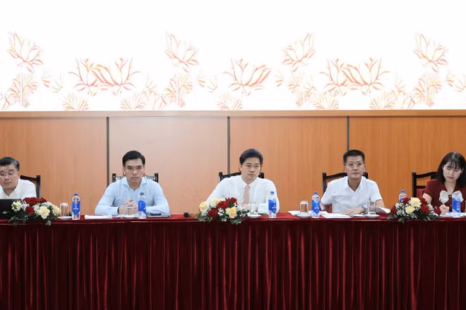 Thứ trưởng Thường trực Bộ Y tế Vũ Mạnh Hà (ở giữa) và đại diện các vụ, cục liên quan trao đổi những nội dung mới của các dự án luật thuộc ngành y tế chuẩn bị trình Kỳ họp thứ 2, Quốc hội khóa XVI. (Ảnh: Trần Minh)