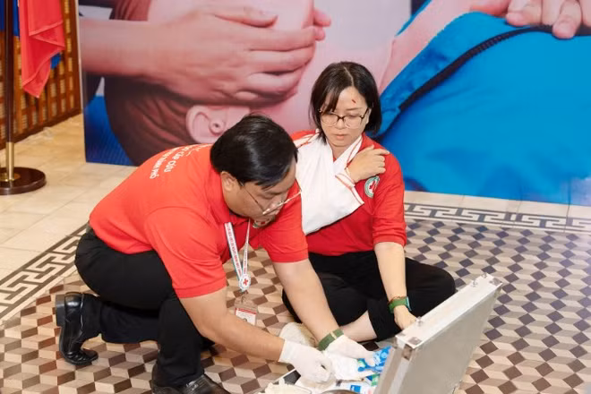 Các bác sĩ Hội Chữ thập đỏ Thành phố Hồ Chí Minh mô phỏng sơ cứu một trường hợp bị tai nạn.