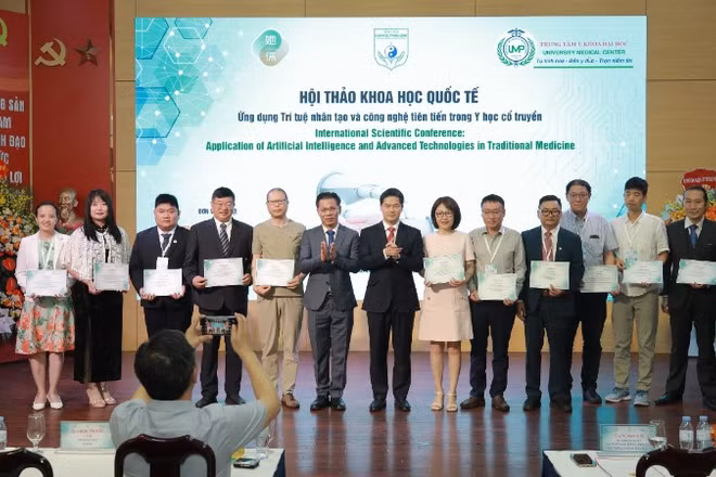 Đại diện Ban tổ chức trao chứng nhận cho các báo cáo viên tham gia Hội thảo quốc tế AITM 2026.