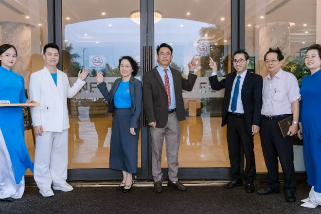 Dán biển cấm hút thuốc tại các nhà hàng, khách sạn trên địa bàn thành phố Đà Nẵng.