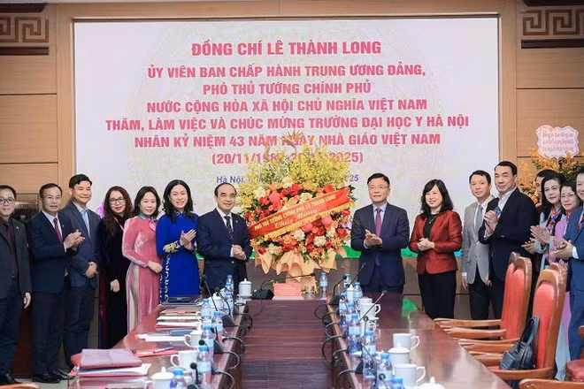 Phó Thủ tướng Lê Thành Long tặng hoa cán bộ, giảng viên, nhà khoa học Trường đại học Y Hà Nội nhân Ngày Nhà giáo Việt Nam (20/11).