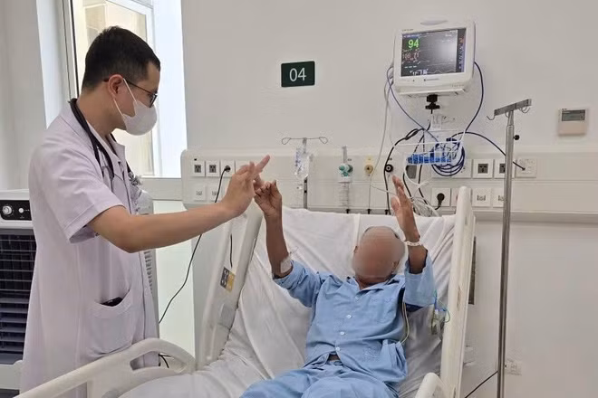 Bác sĩ đánh giá khả năng phục hồi cho người bệnh sau điều trị nhồi máu não