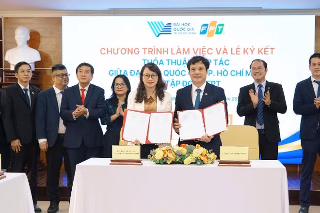 Đại diện FPT và Đại học Quốc gia Thành phố Hồ Chí Minh ký kết nội dung hợp tác.