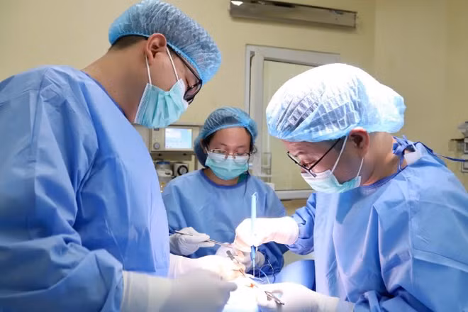 Một ca phẫu thuật cho người bệnh có sự hỗ trợ của công nghệ định vị có dây. (Ảnh: Bệnh viện cung cấp)