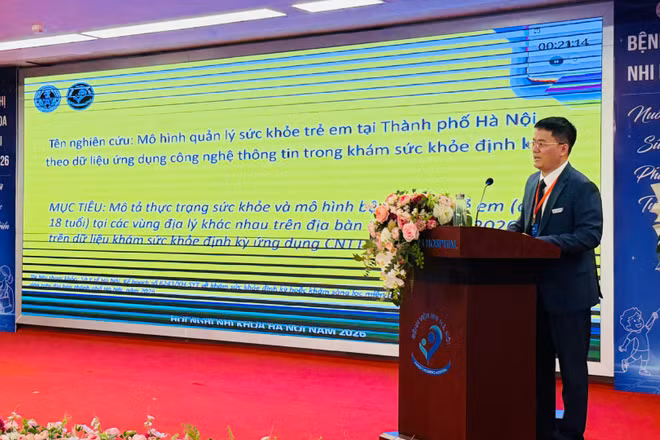 Tiến sĩ, bác sĩ Ngô Quang Hùng, Giám đốc Bệnh viện Nhi Hà Nội báo cáo về mô hình bệnh tật ở trẻ em thành phố Hà Nội. (Ảnh: MINH HOÀNG) 