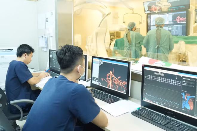 Các bác sĩ Bệnh viện Bạch Mai cơ sở Ninh Bình triển khai can thiệp điện quang DSA. (Ảnh: THÀNH DƯƠNG)