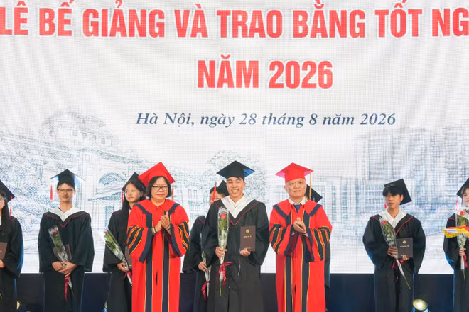 Đại diện Ban giám hiệu Trường đại học Y Dược trao bằng tốt nghiệp năm 2026. (Ảnh: Linh Linh)