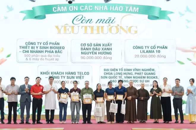 Tặng quà tri ân các gia đình hiến mô, tạng. (Ảnh: ANH DƯƠNG)