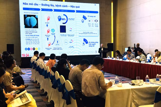 Các chuyên gia trình bày nghiên cứu mới về các biện pháp phòng bệnh chủ động. (Ảnh: MINH HOÀNG)