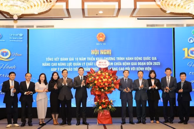 Lãnh đạo Bộ Y tế tặng hoa chúc mừng những thành quả sau 10 năm triển khai “Chương trình hành động quốc gia nâng cao năng lực quản lý chất lượng khám chữa bệnh giai đoạn đến 2025”.