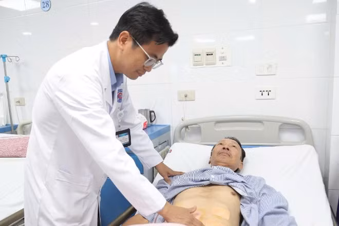 Bác sĩ kiểm tra, đánh giá kết quả sau ca mổ.