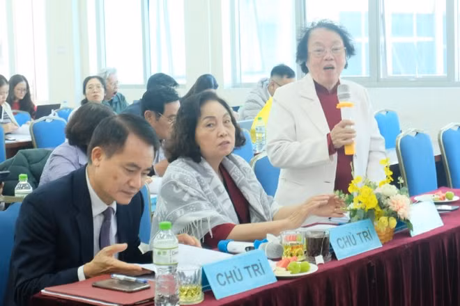 Các chuyên gia dinh dưỡng chủ trì hội thảo khoa học.