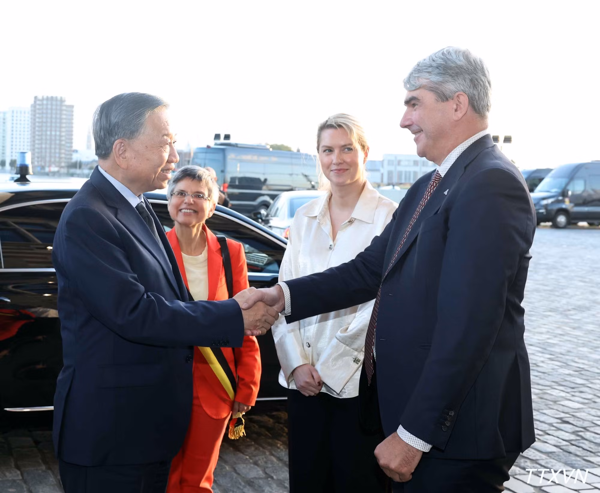 vna-potal-tong-bi-thu-chu-tich-nuoc-to-lam-tham-cang-antwerp-bruges-4744.jpg