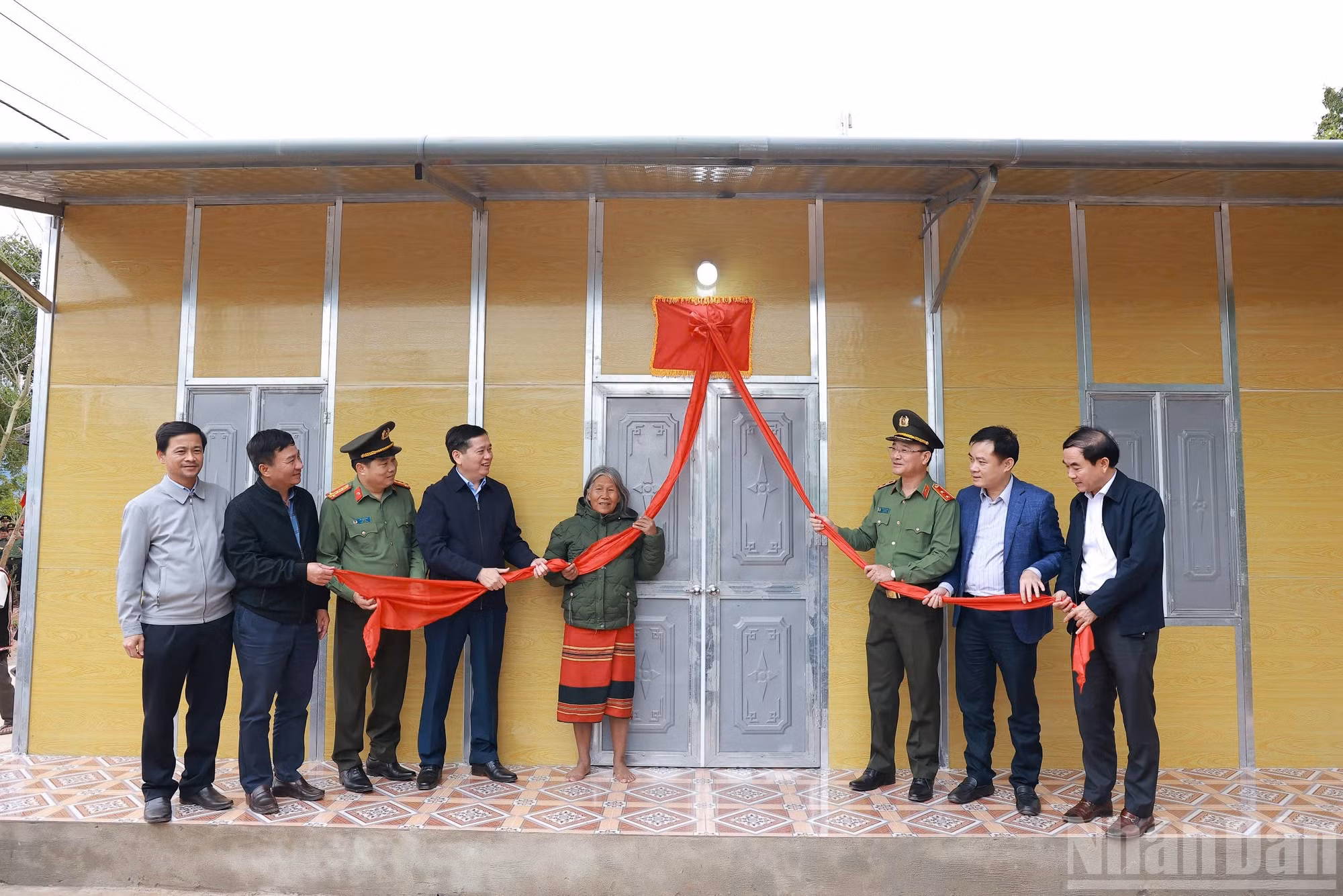 Lãnh đạo Bộ Công an và tỉnh Quảng Trị bàn giao nhà mới cho người dân tại huyện miền núi Hướng Hóa.