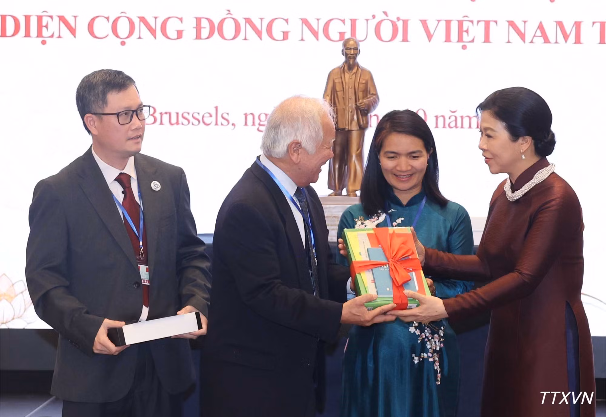vna-potal-tong-bi-thu-chu-tich-nuoc-va-phu-nhan-gap-dai-dien-cong-dong-nguoi-viet-nam-tai-chau-au-482.jpg